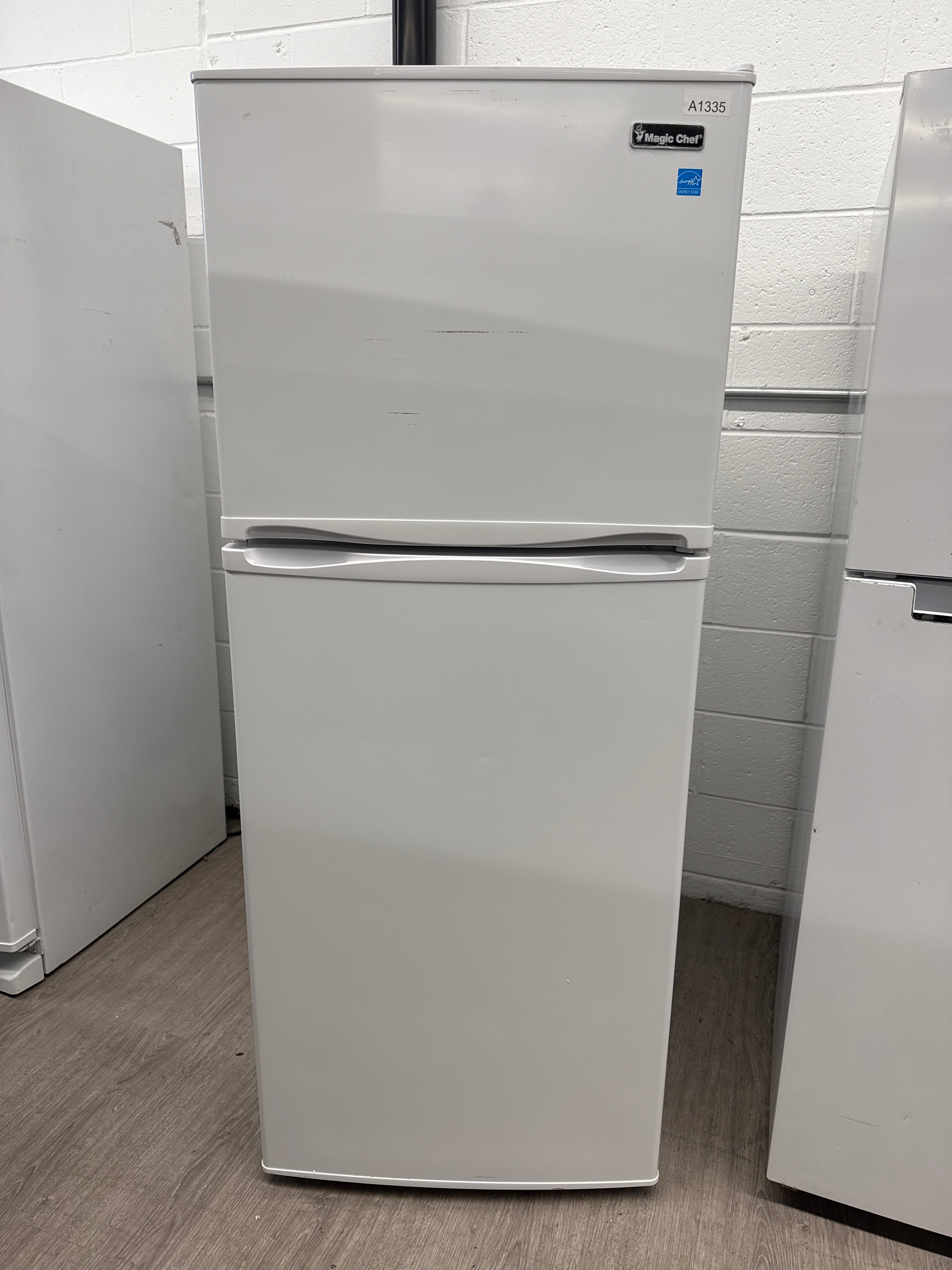 MAGIC CHEF 24” Top freezer refrigerator- MCR1010WEF