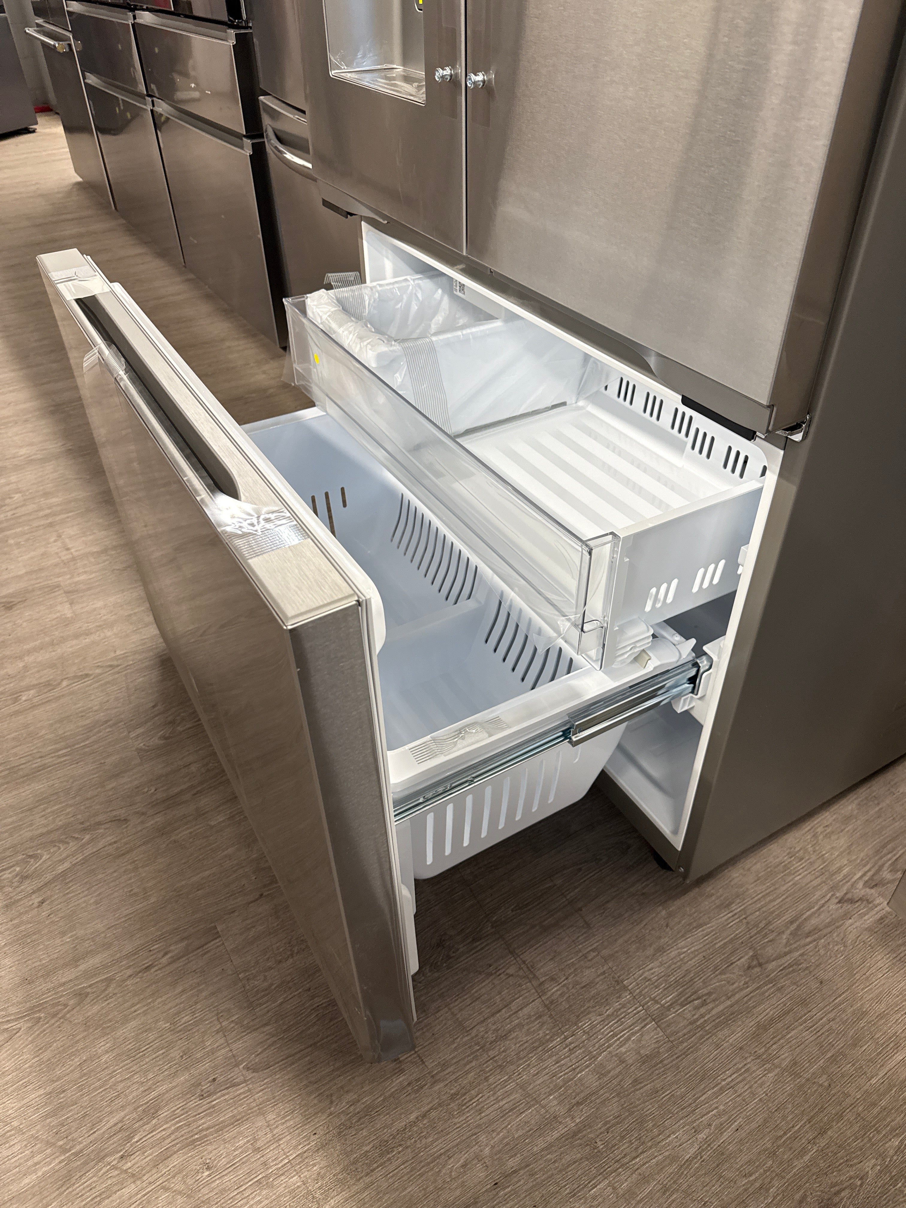 OPEN BOX - LG 36" French Door Refrigerator with Water & Ice Dispenser - LF24Z6530S/00