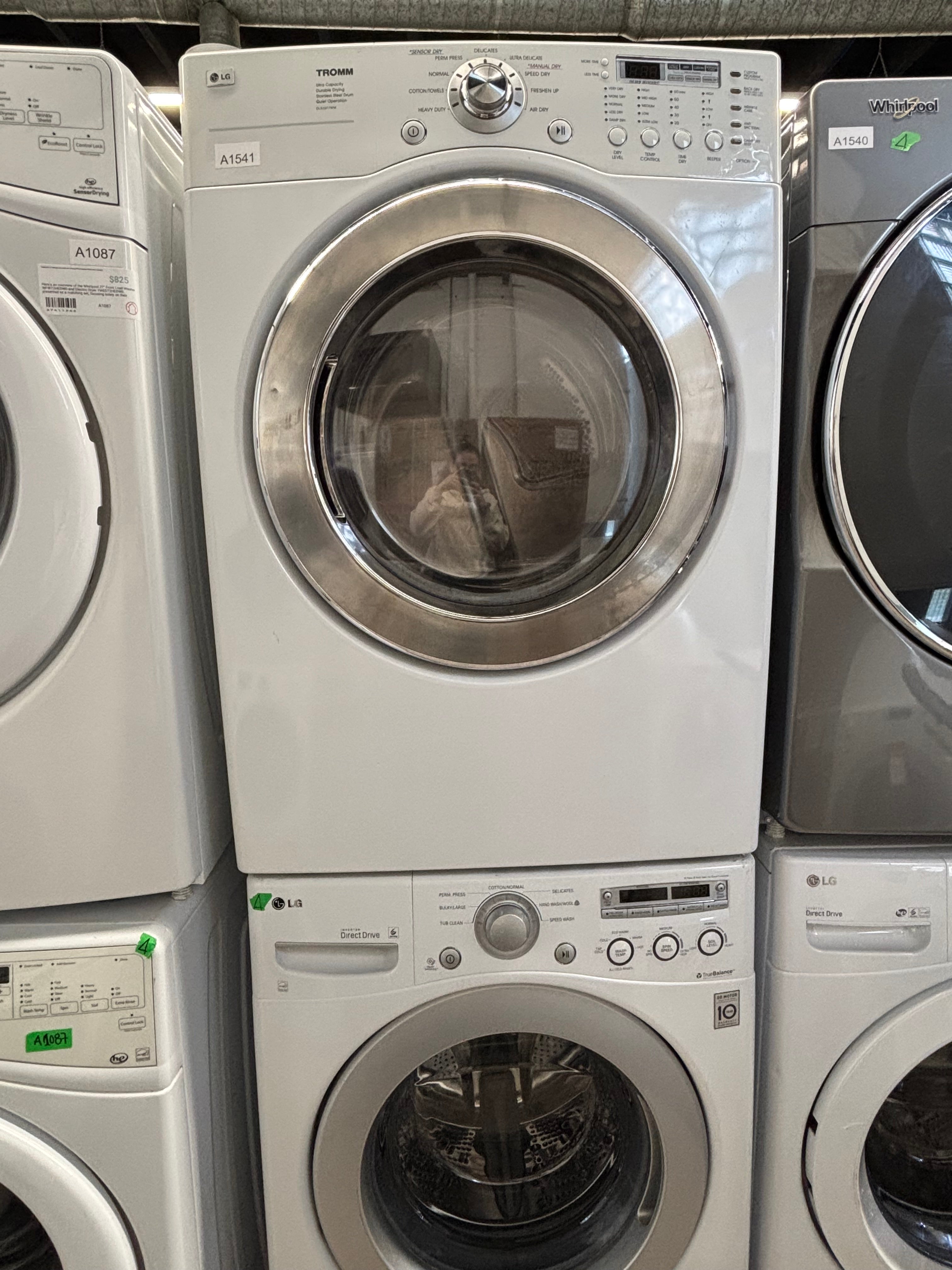 LG 27” Front Load Washer & Dryer Set (WM2250CW & DLE5977WM)