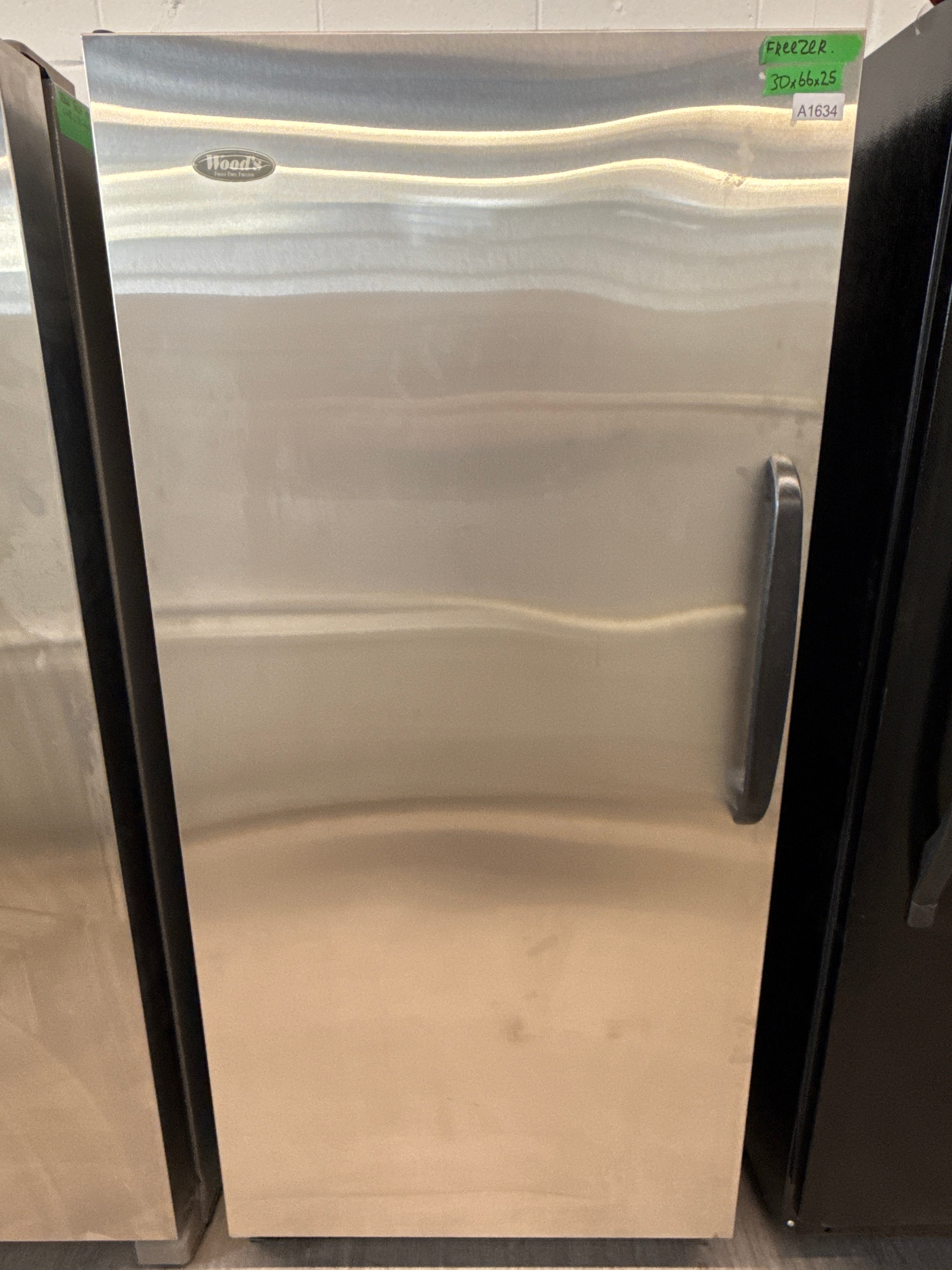 ラウレンシス Wood's F17NACSL 30” Upright Freezer Ottawa | Used | 3-Month Warranty