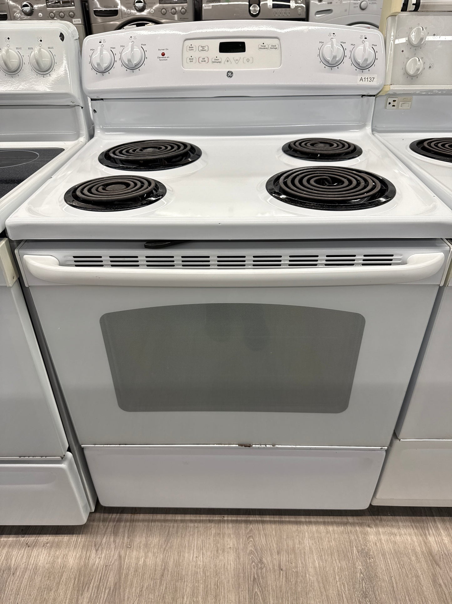 GE 30" Coil Top Range JCBP24D