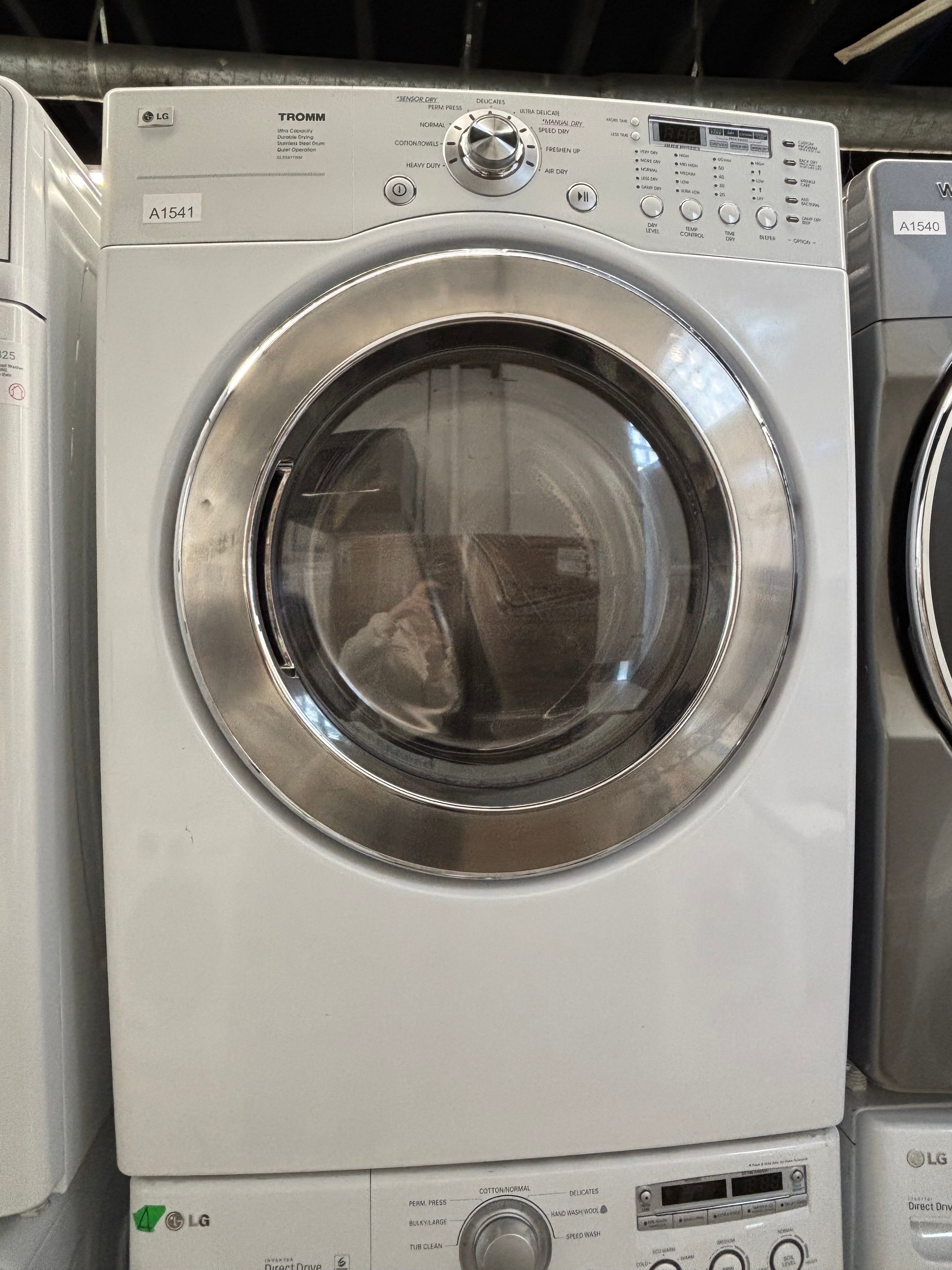 LG 27” Front Load Washer & Dryer Set (WM2250CW & DLE5977WM)