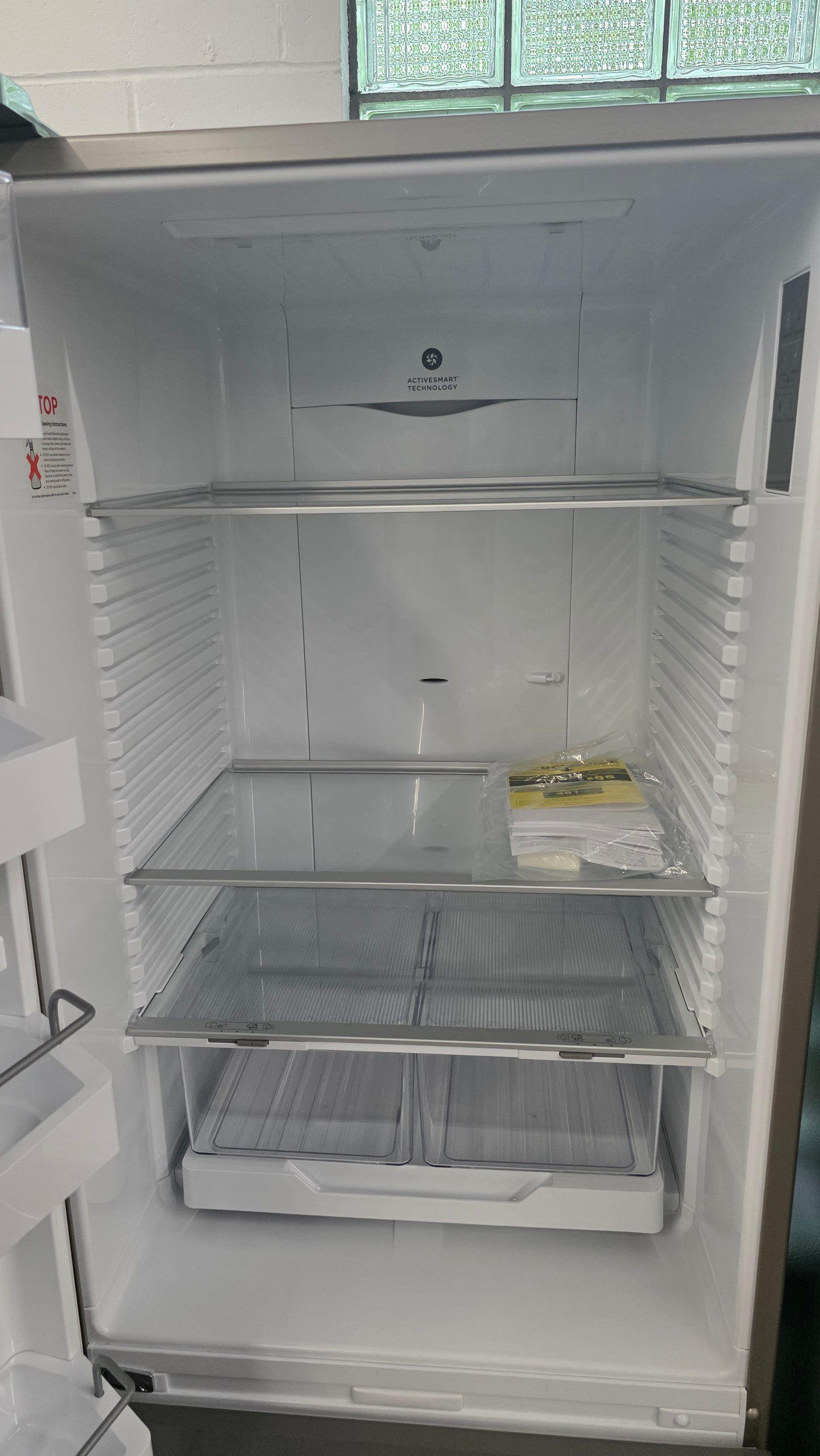 Open Box Fisher Paykel 25" Bottom Freezer Fridge RF135B