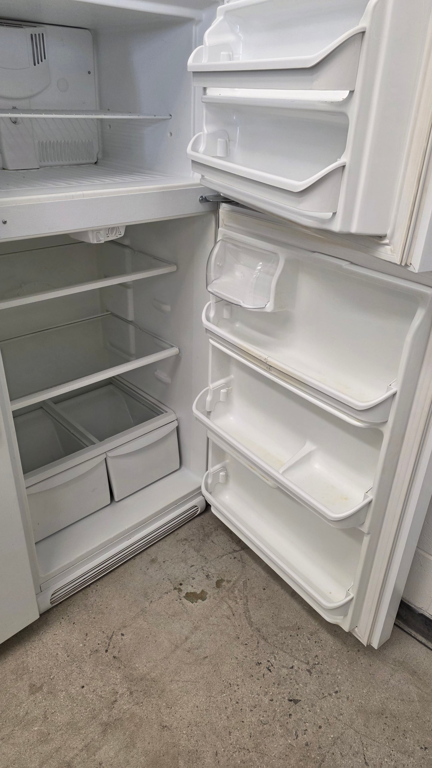 White-Westinghouse 30" Top Freezer Fridge- WRT8G3EWM