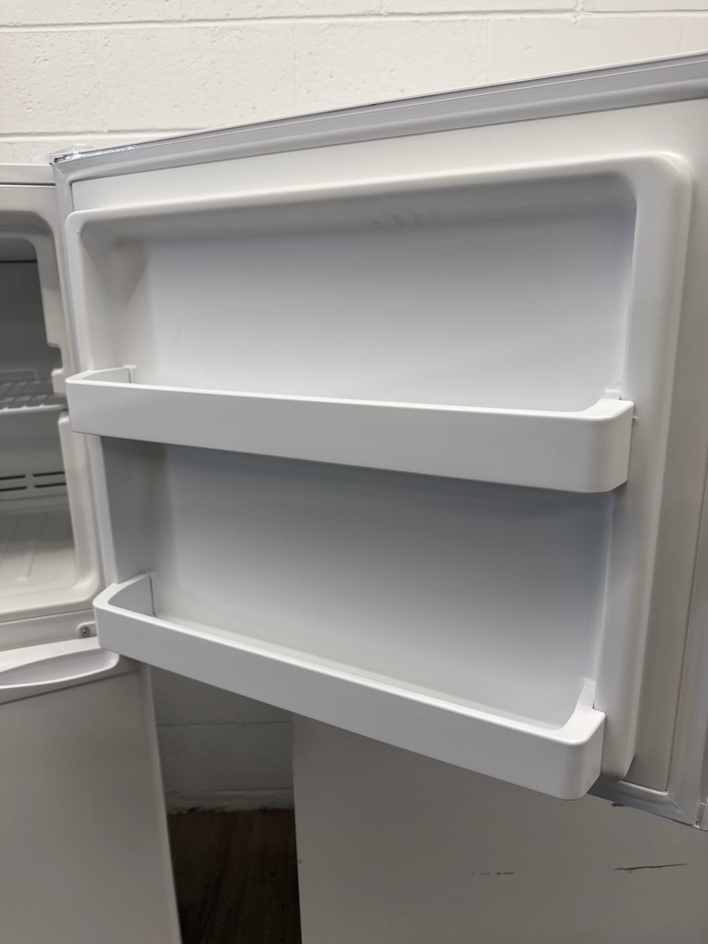 MAGIC CHEF 24” Top freezer refrigerator- MCR1010WEF