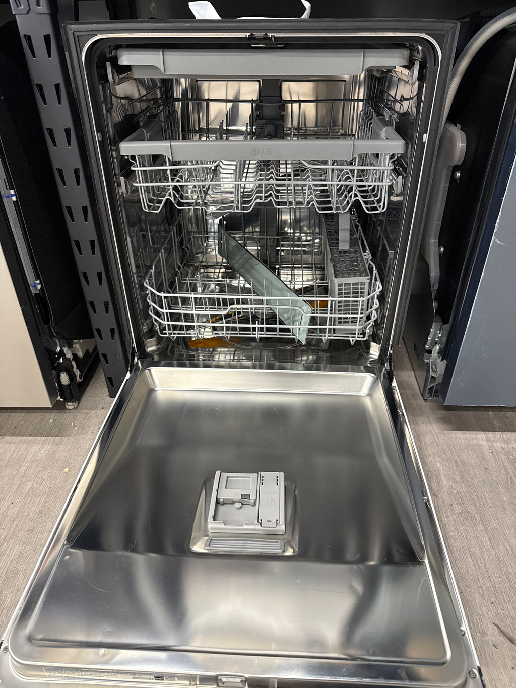 NEW - LG 24" Built-In Dishwasher - LDPN4542W