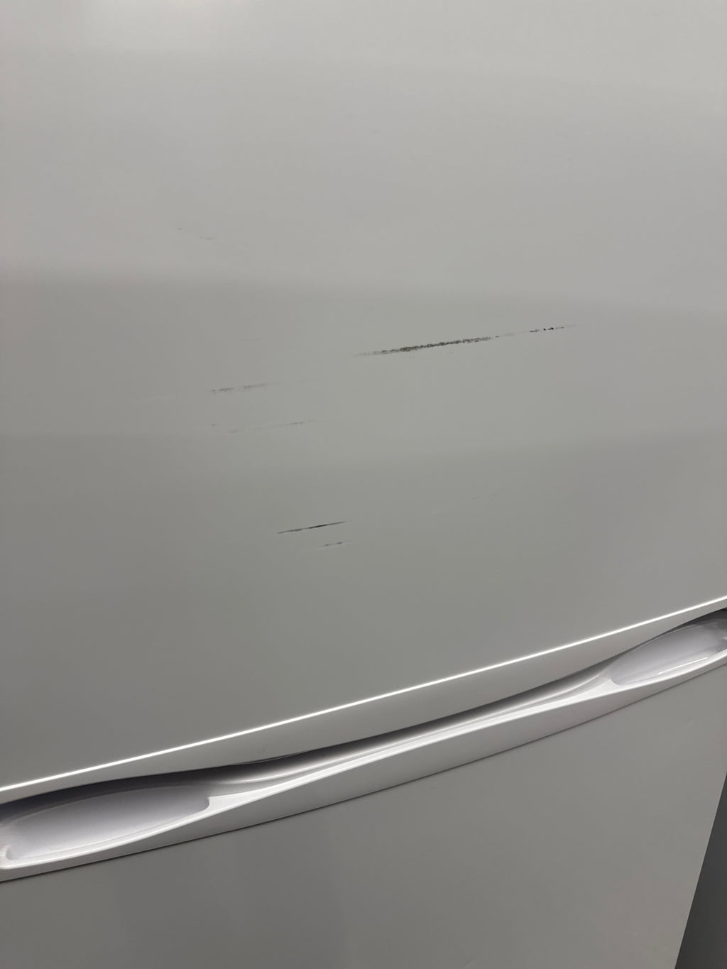 MAGIC CHEF 24” Top freezer refrigerator- MCR1010WEF