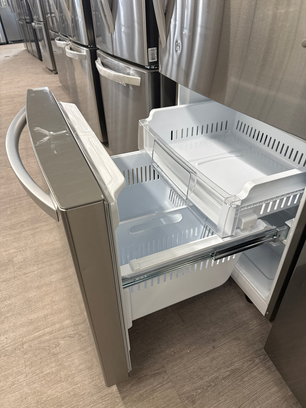 NEW - LG 30” Bottom Freezer Refrigerator - LRDNS2200S (1 YEAR MANUFACTURER WARRANTY)