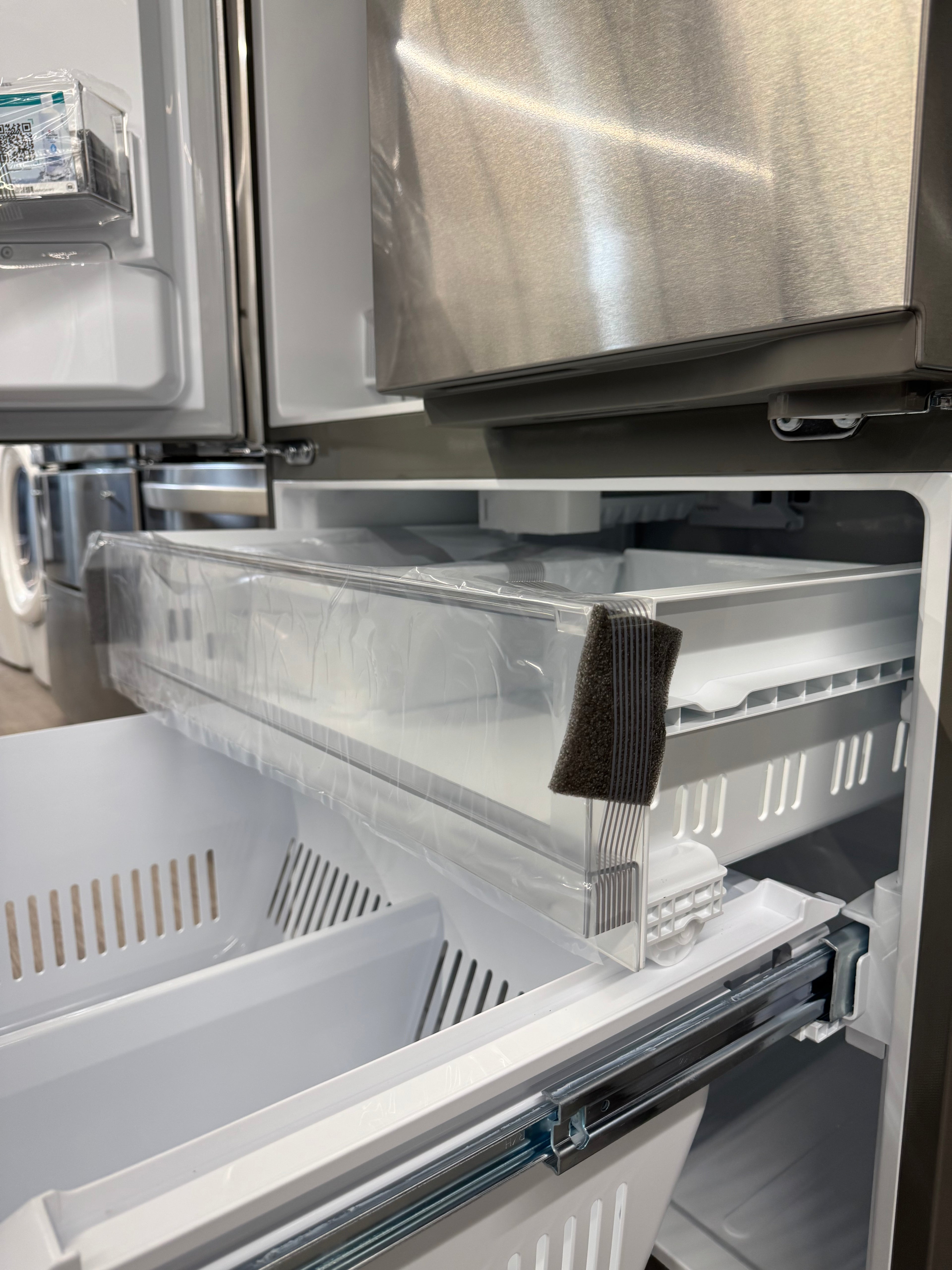 OPEN BOX - LG 33” French Door Fridge with Water & Ice Dispenser - LF25S6330S/05 LGW1