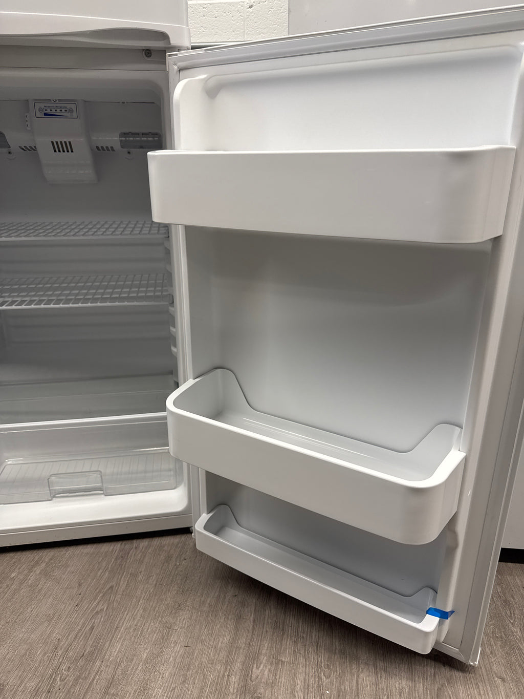 MAGIC CHEF 24” Top freezer refrigerator- MCR1010WEF