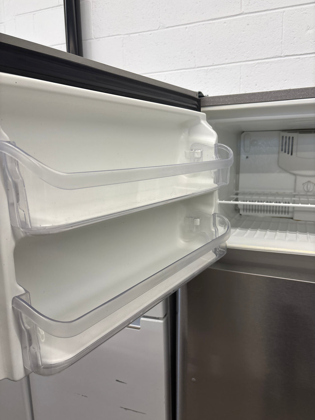 FRIGIDAIRE 30” Top freezer refrigerator - FGHT1832PF4
