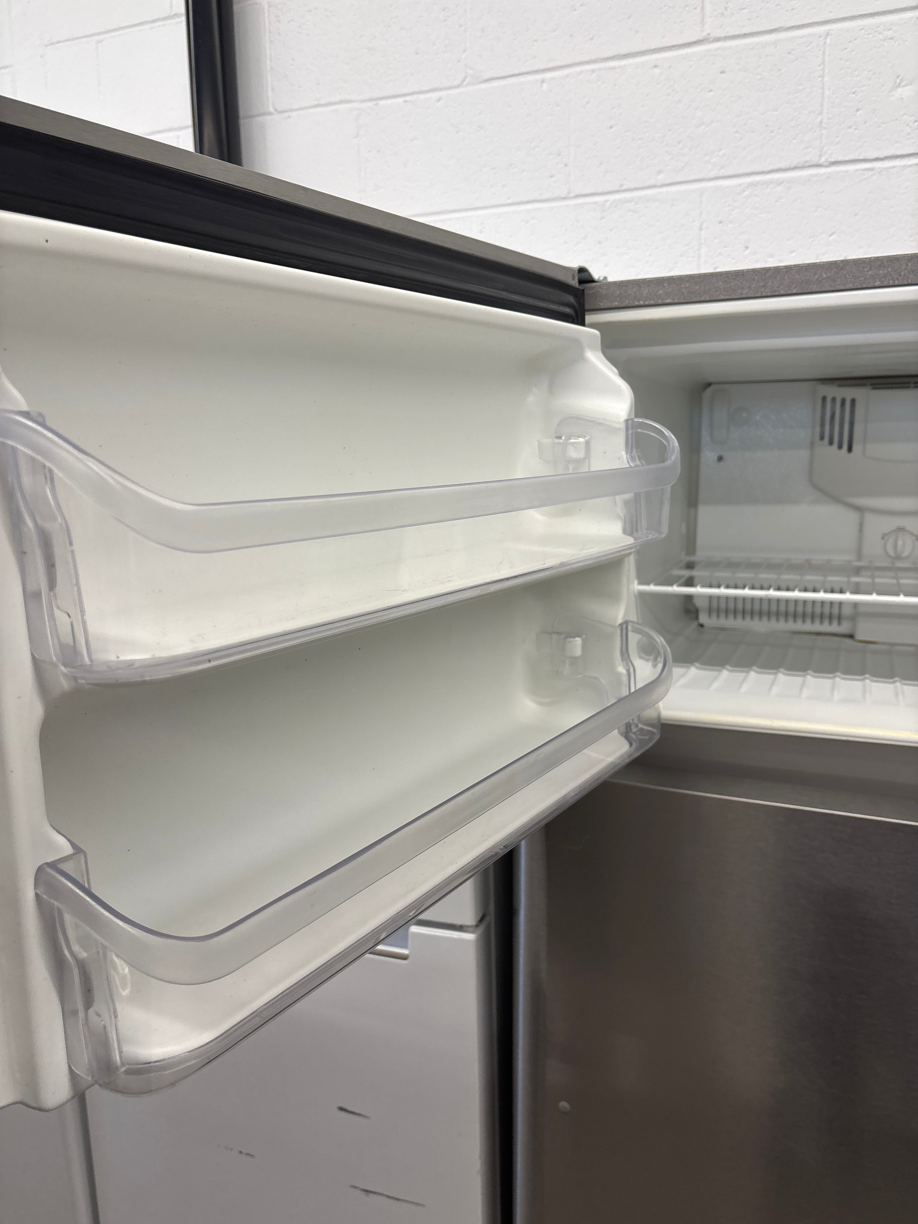 FRIGIDAIRE 30” Top freezer refrigerator - FGHT1832PF4