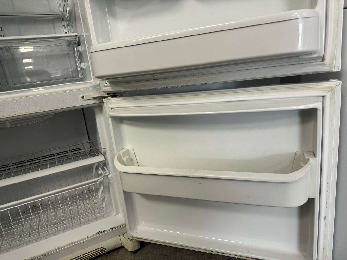 MAYTAG 30” BOTTOM FREEZER REFRIGERATOR - PBB1951GRW