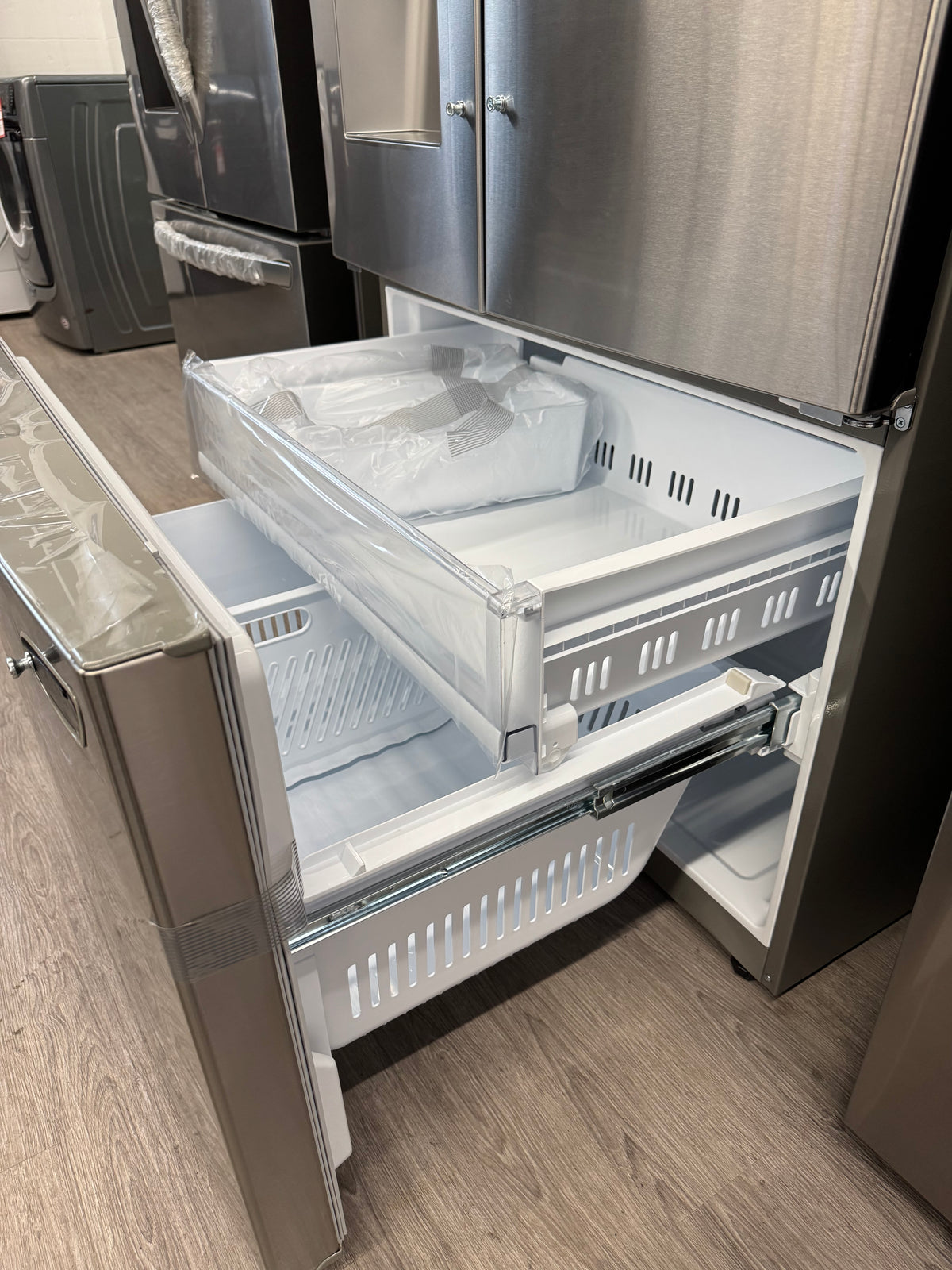 NEW - LG 36” French Door Refrigerator – LRFS28XBS (1 YEAR MANUFACTURER WARRANTY)