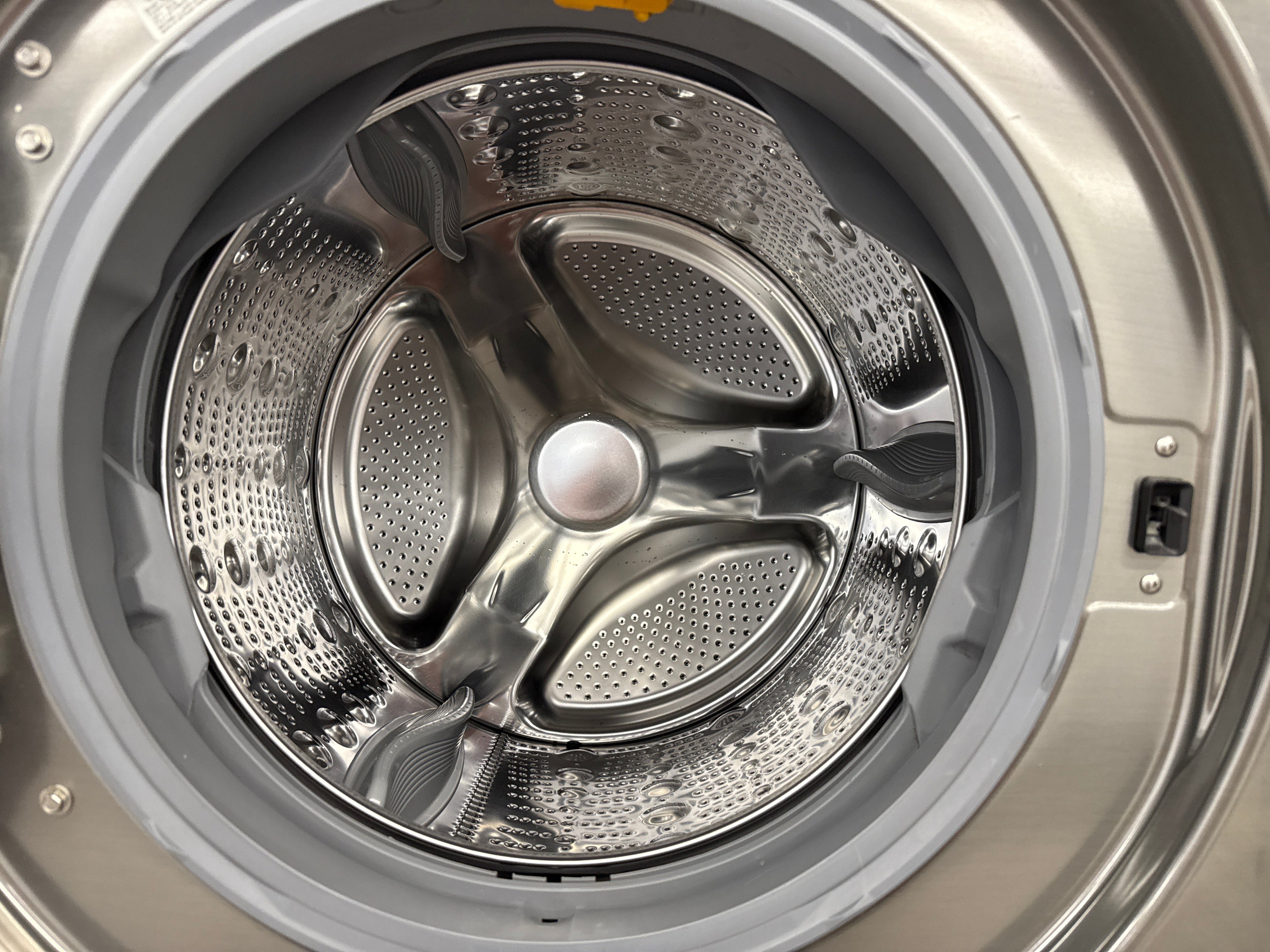 LG - Front Load Washer 27” - WM3770HVA