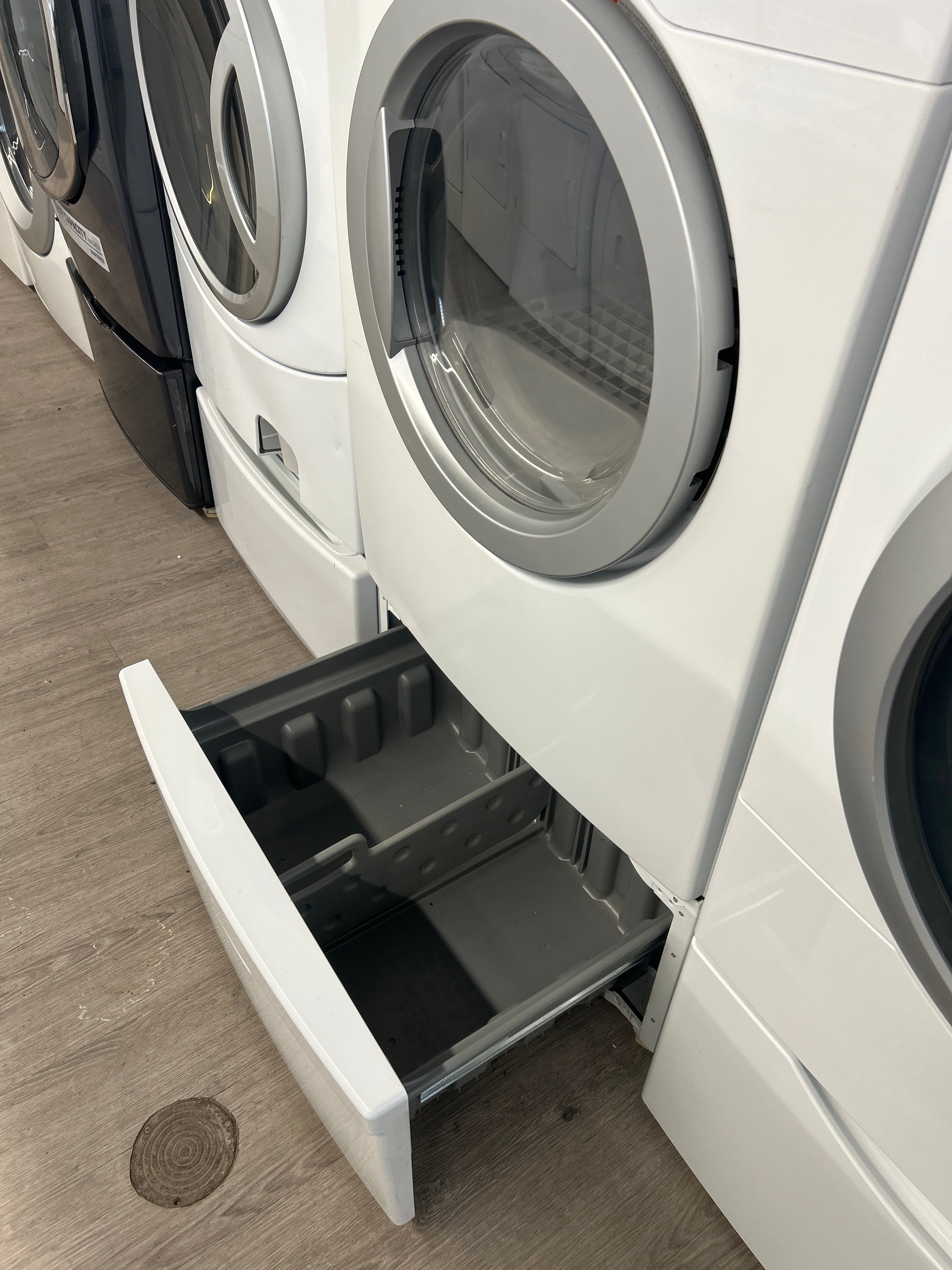 Samsung 27” Front Load Dryer with Pedestal - DV203AEW/XAC
