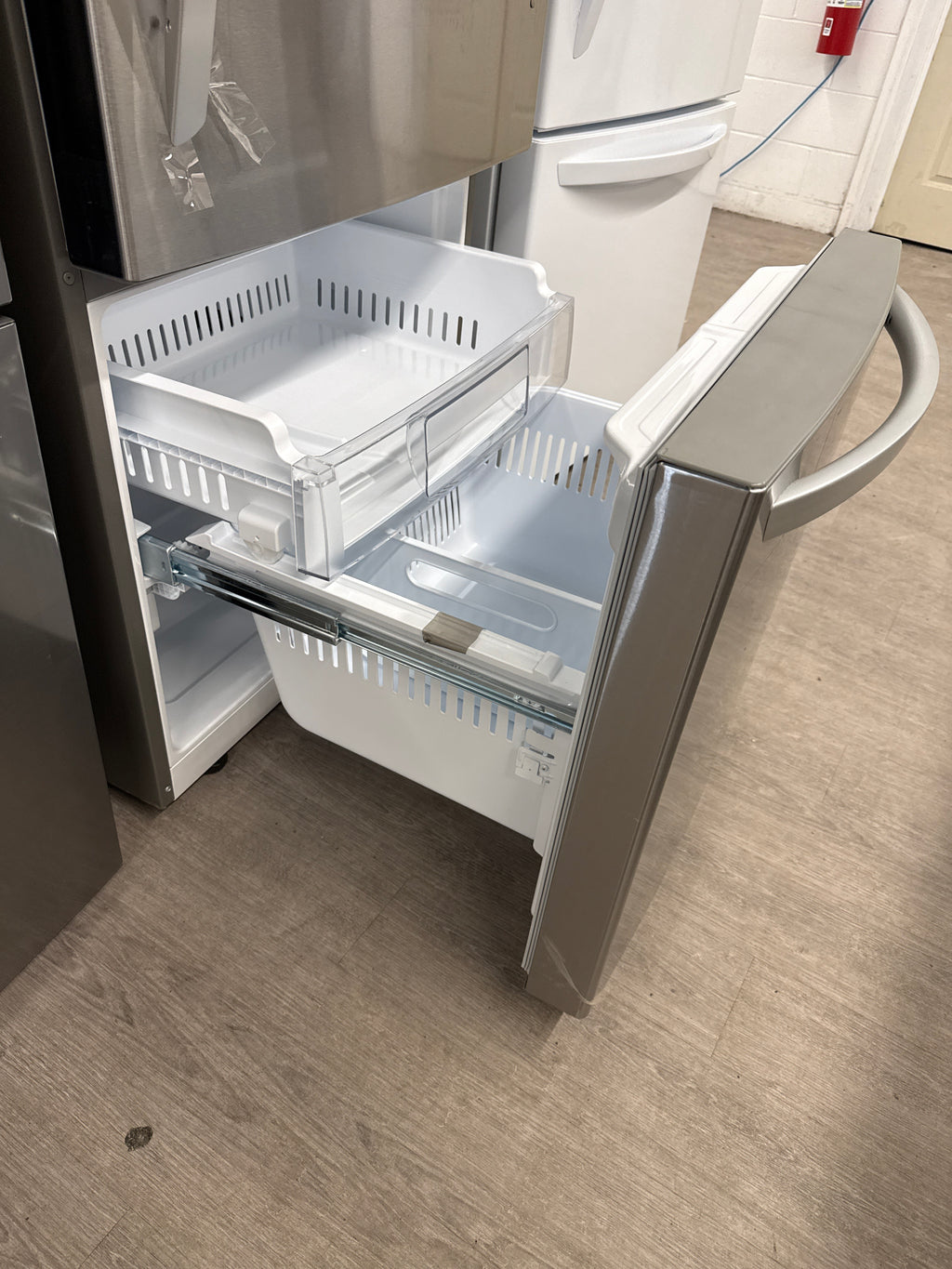 NEW - LG 30” LRDNS2200S (1 YEAR MANUFACTURER WARRANTY)