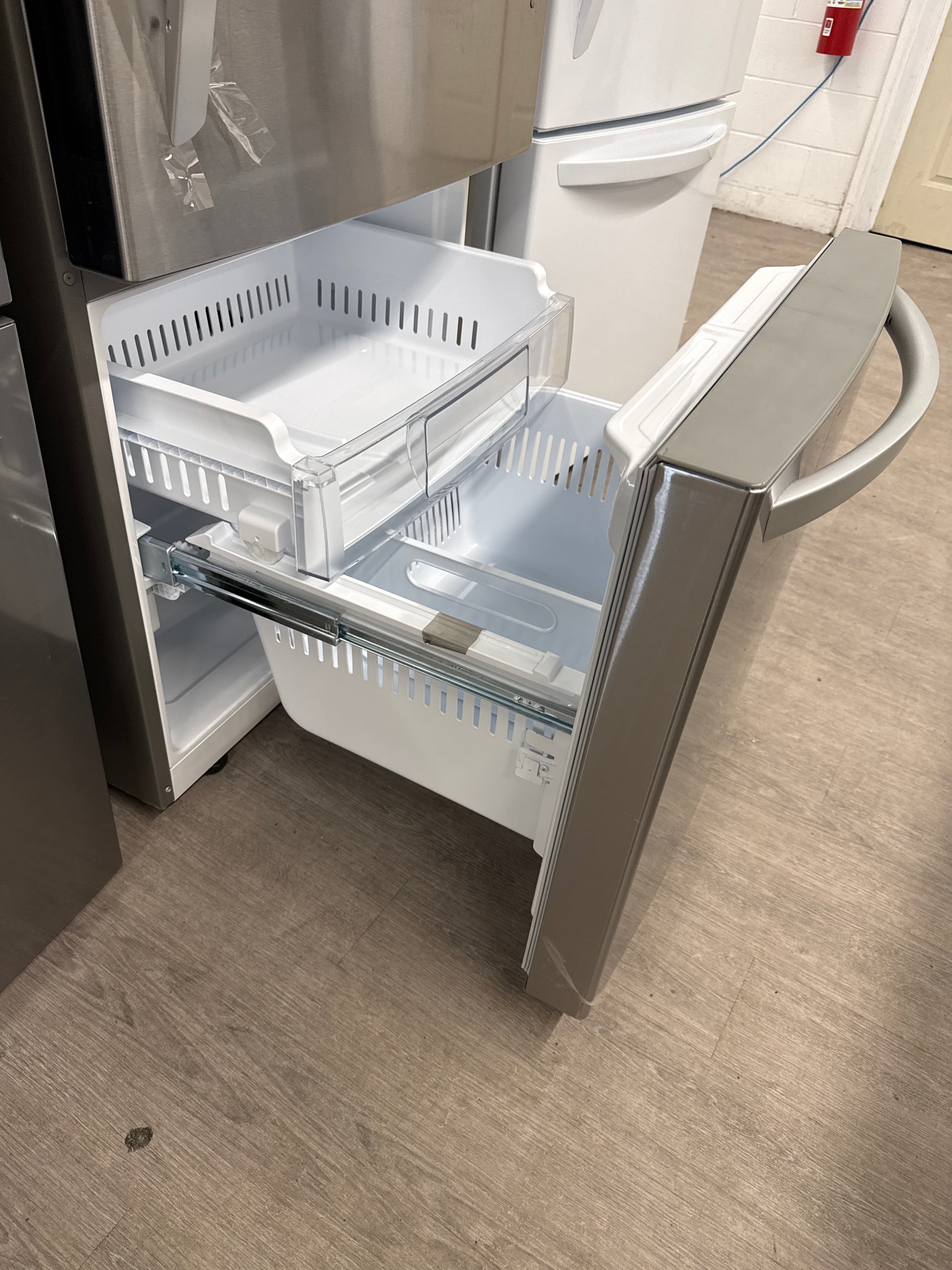 NEW - LG 30” LRDNS2200S (1 YEAR MANUFACTURER WARRANTY)