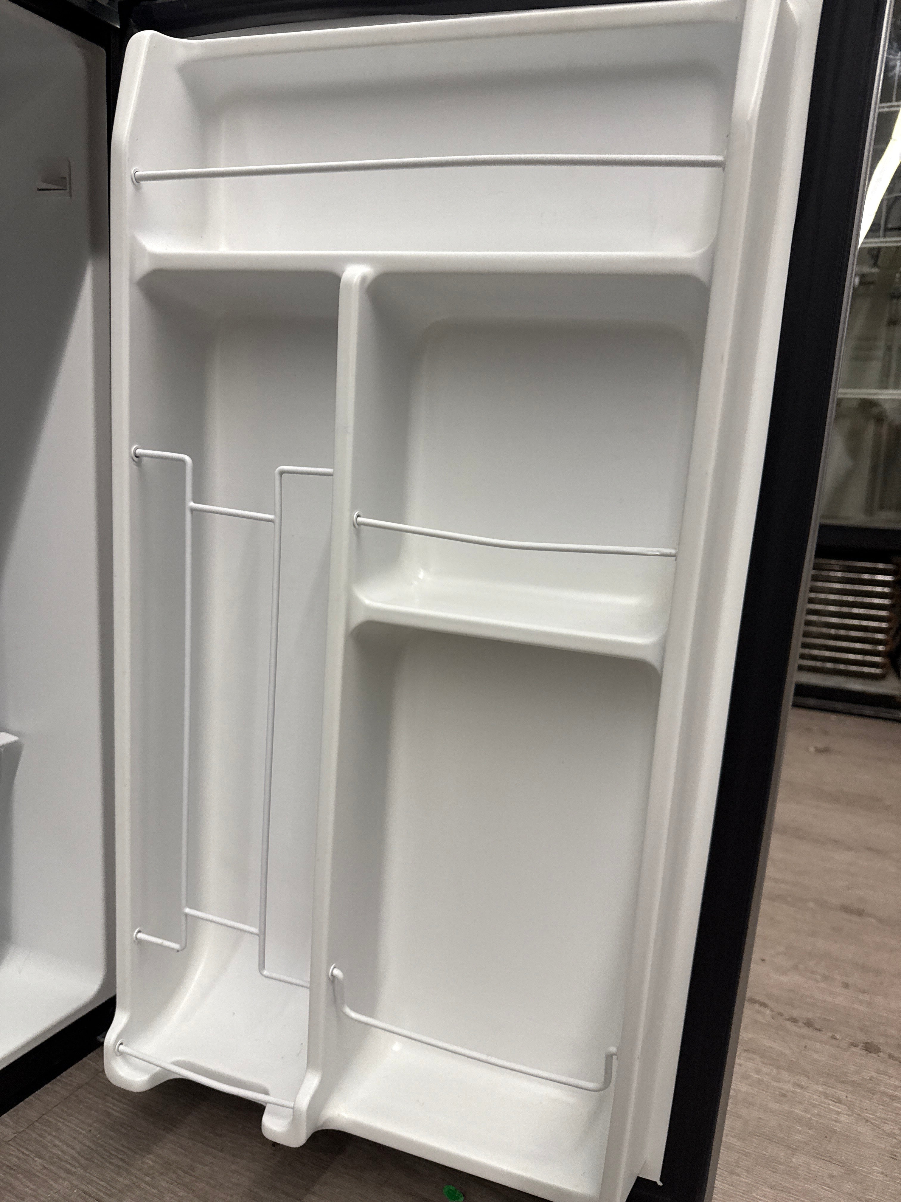 Whirlpool 19” Top Freezer Fridge - WH46TS1E