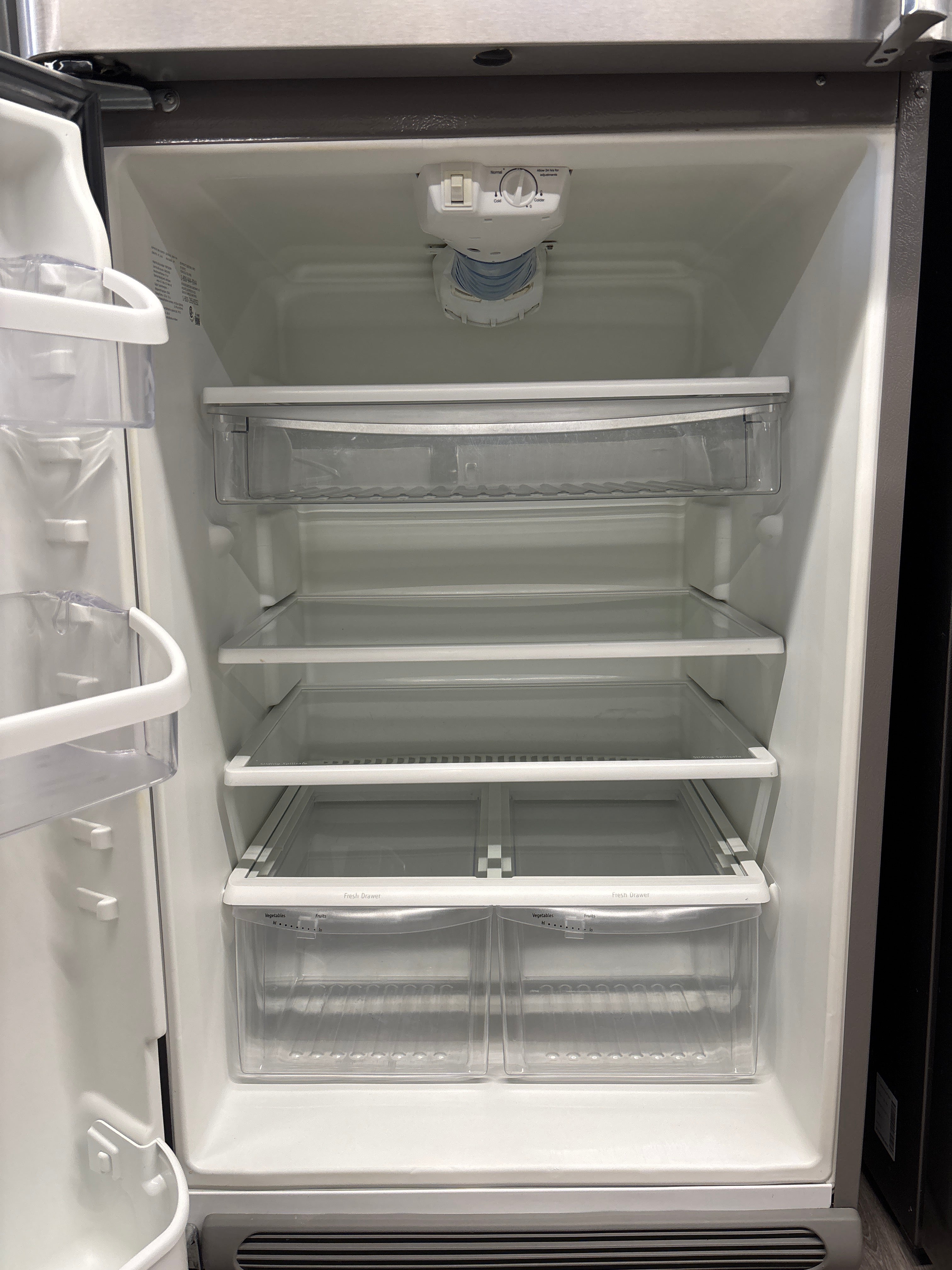FRIGIDAIRE 30” Top freezer refrigerator - FGHT1832PF4