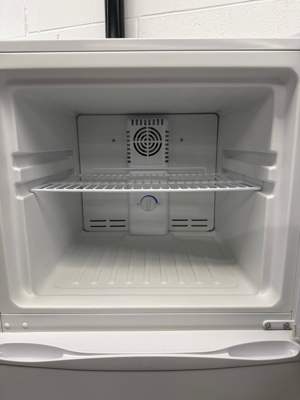 MAGIC CHEF 24” Top freezer refrigerator- MCR1010WEF