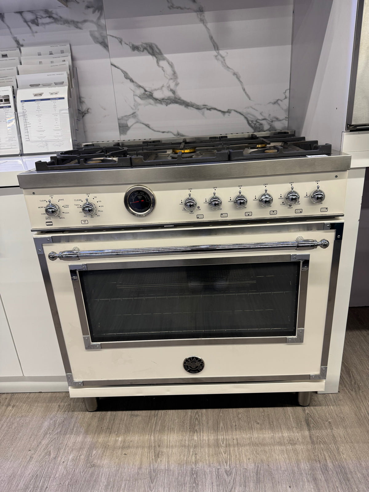 OPEN BOX Bertazzoni Heritage 36" Dual Fuel Range HER366BCFEPAVT – Avorio Ivory | Ottawa