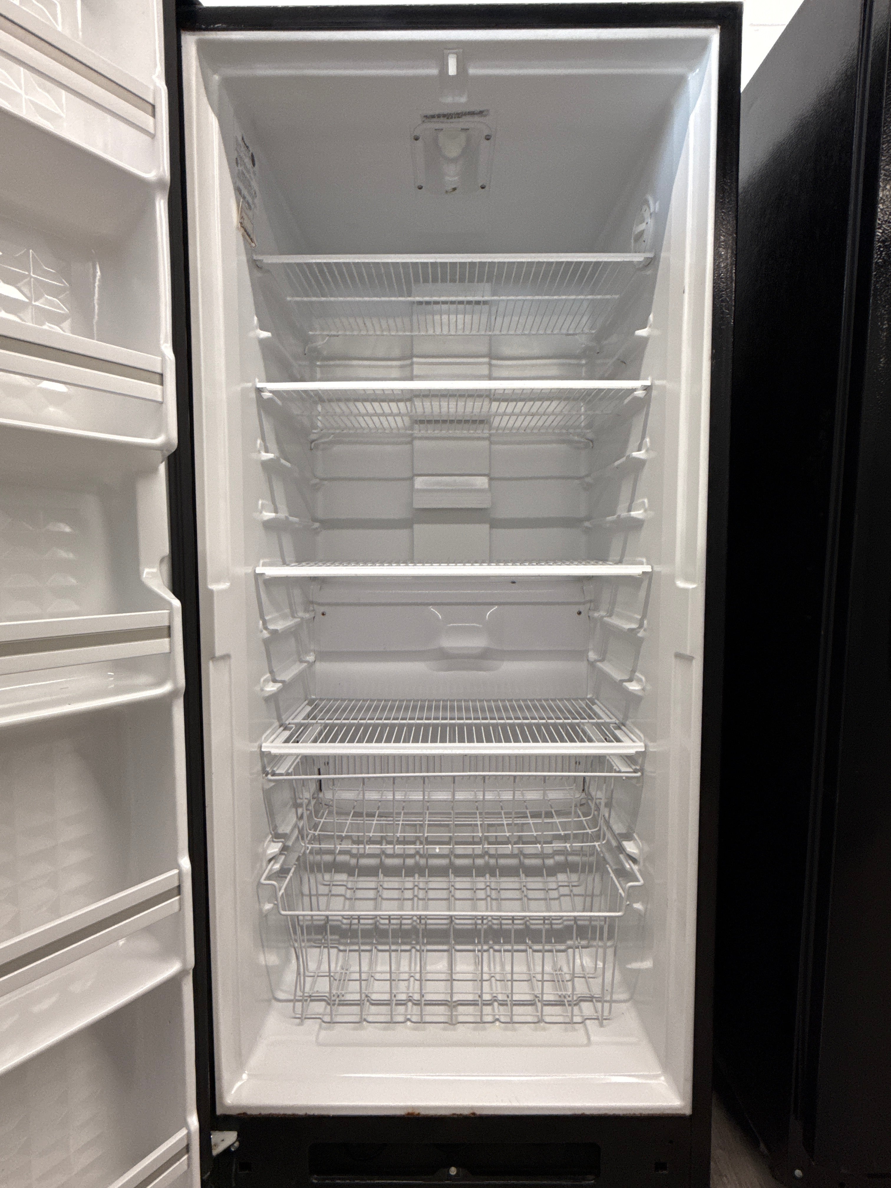 ラウレンシス Wood's F17NACSL 30” Upright Freezer Ottawa | Used | 3-Month Warranty