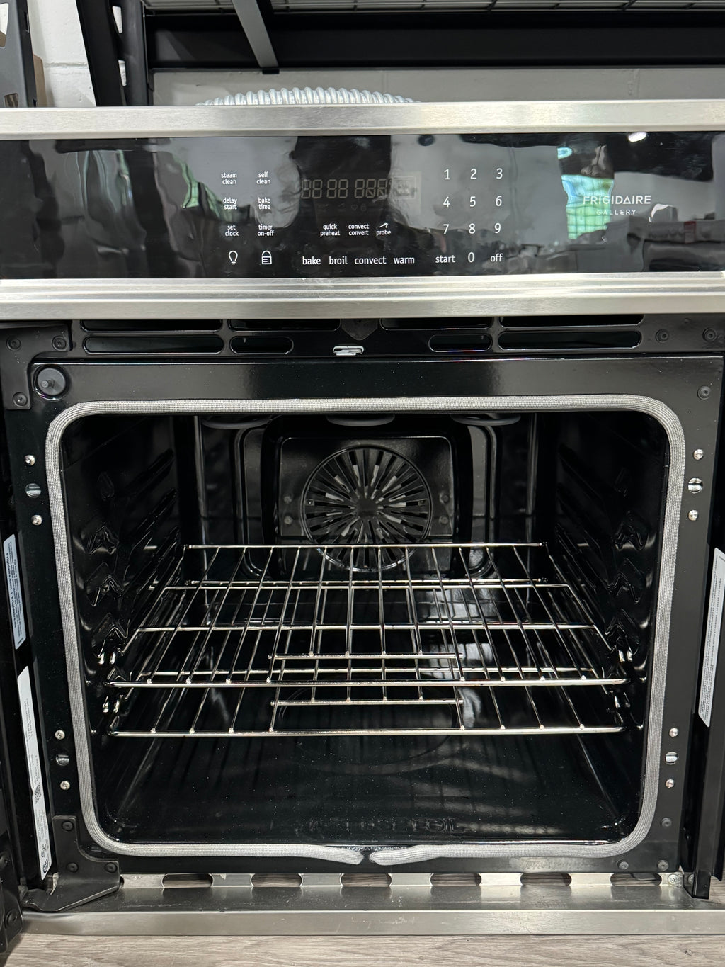 Frigidaire 27” Single Wall Oven - FGEW276SPFH