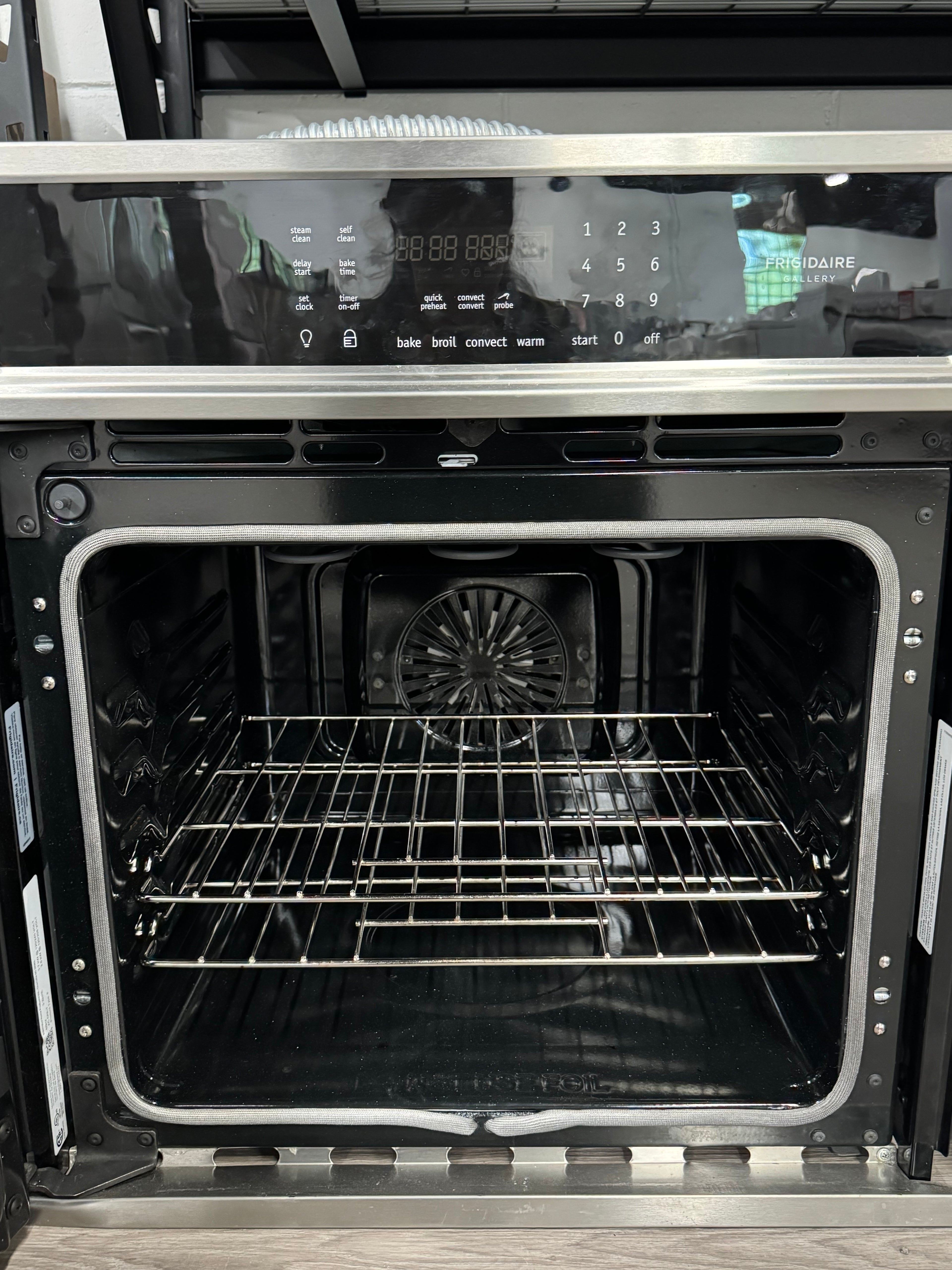 Frigidaire 27” Single Wall Oven - FGEW276SPFH