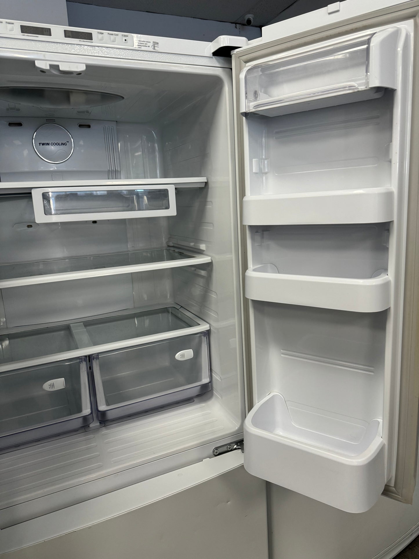 SAMSUNG 33” FRENCH DOOR REFRIGERATOR WITH ICE MAKER - RF195ABWP