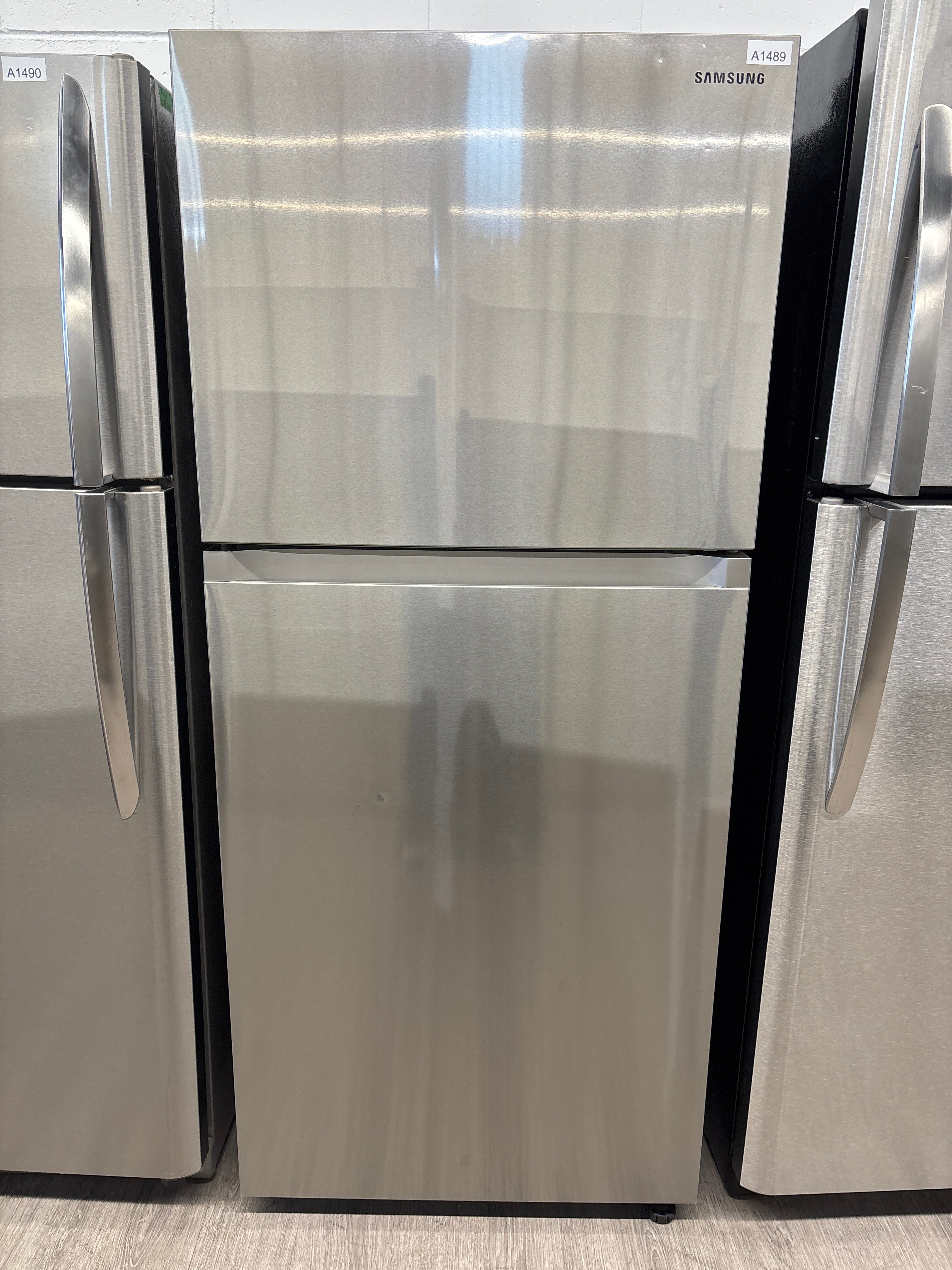 Samsung 30” Top Freezer Refrigerator - RT18M6213SR/AA