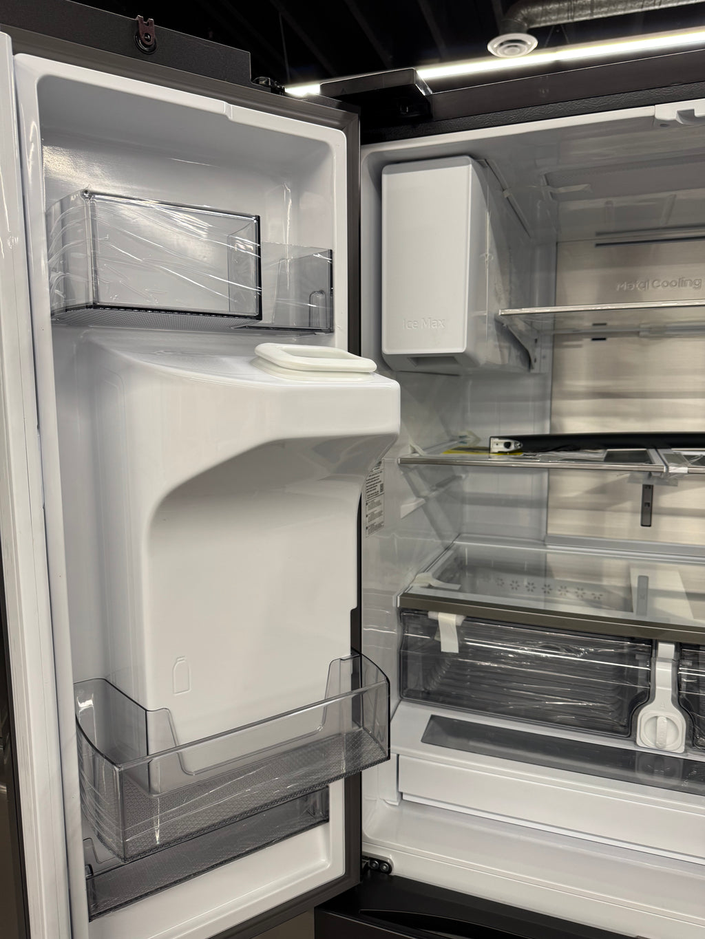 OPEN BOX - Samsung 36” French Door Fridge With Water Dispenser- RF32CG5400MT