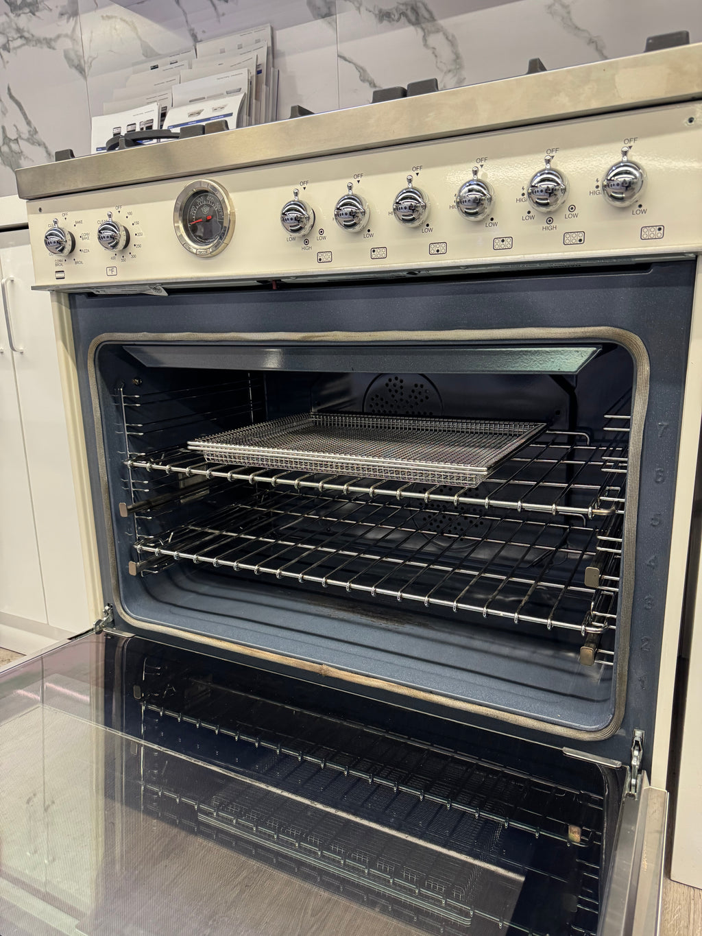OPEN BOX Bertazzoni Heritage 36" Dual Fuel Range HER366BCFEPAVT – Avorio Ivory | Ottawa