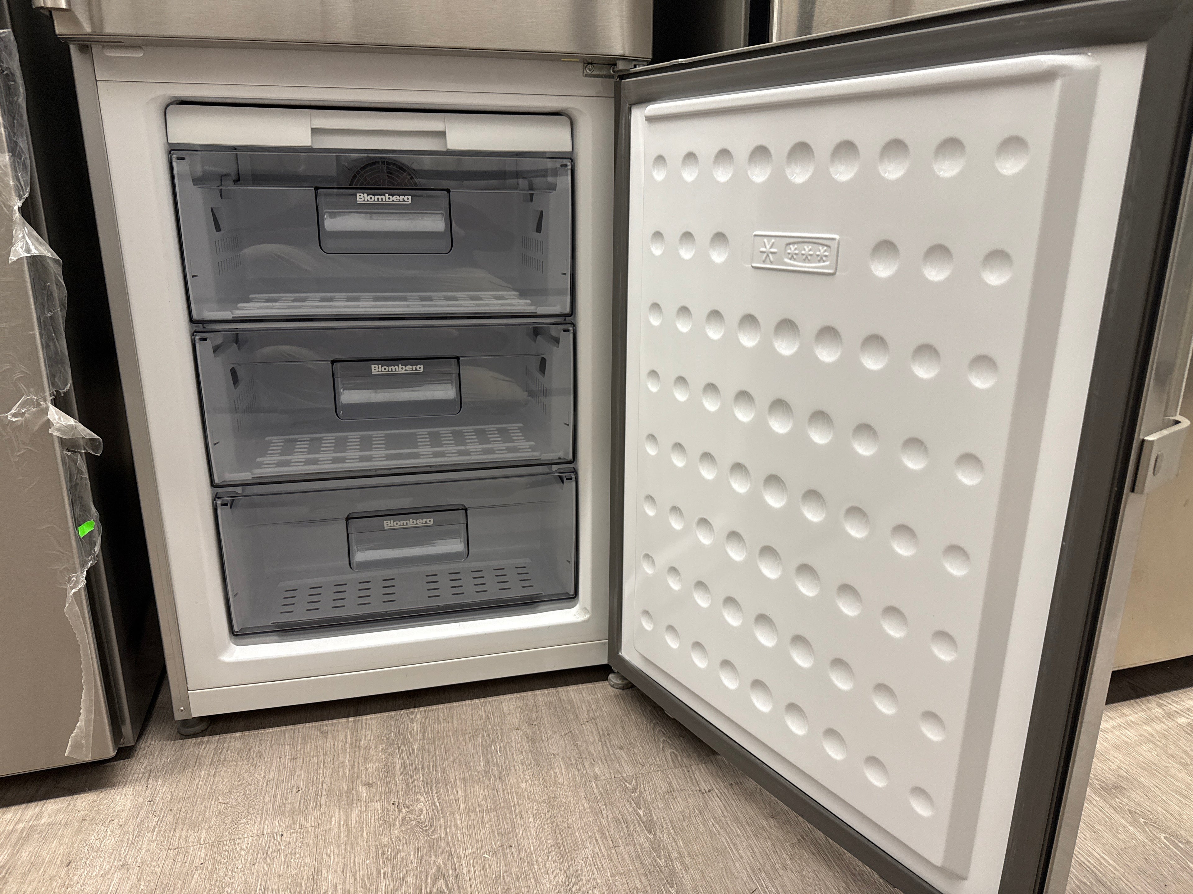 BLOMBERG 24” Bottom Freezer Refrigerator - K60320HU