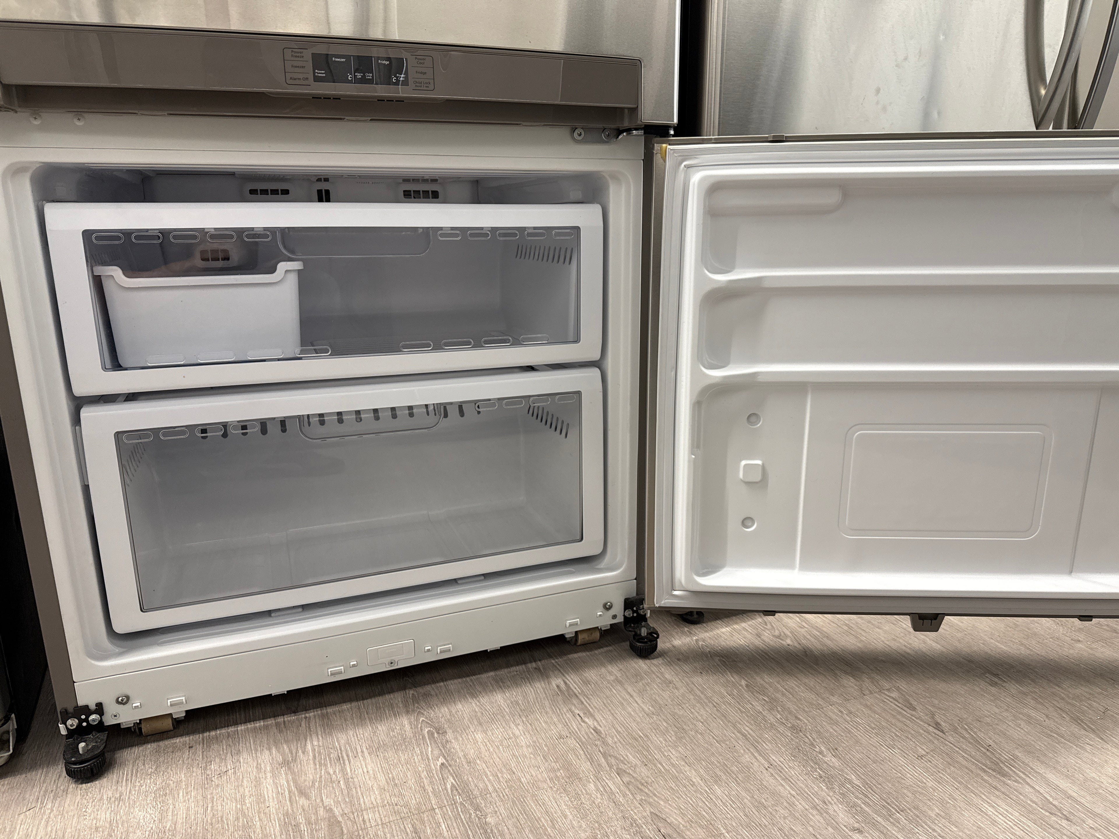 Samsung 32" Bottom-Freezer Refrigerator -RB194ACRS
