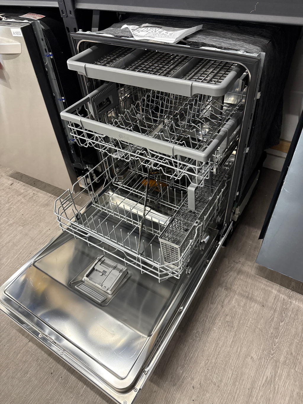 NEW - LG 24" Built-In Dishwasher - LDPN4542W