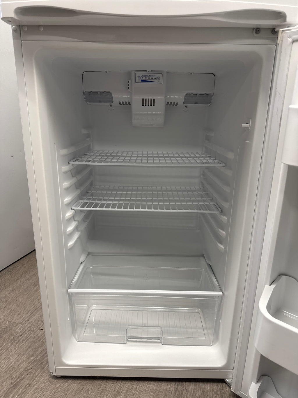 MAGIC CHEF 24” Top freezer refrigerator- MCR1010WEF
