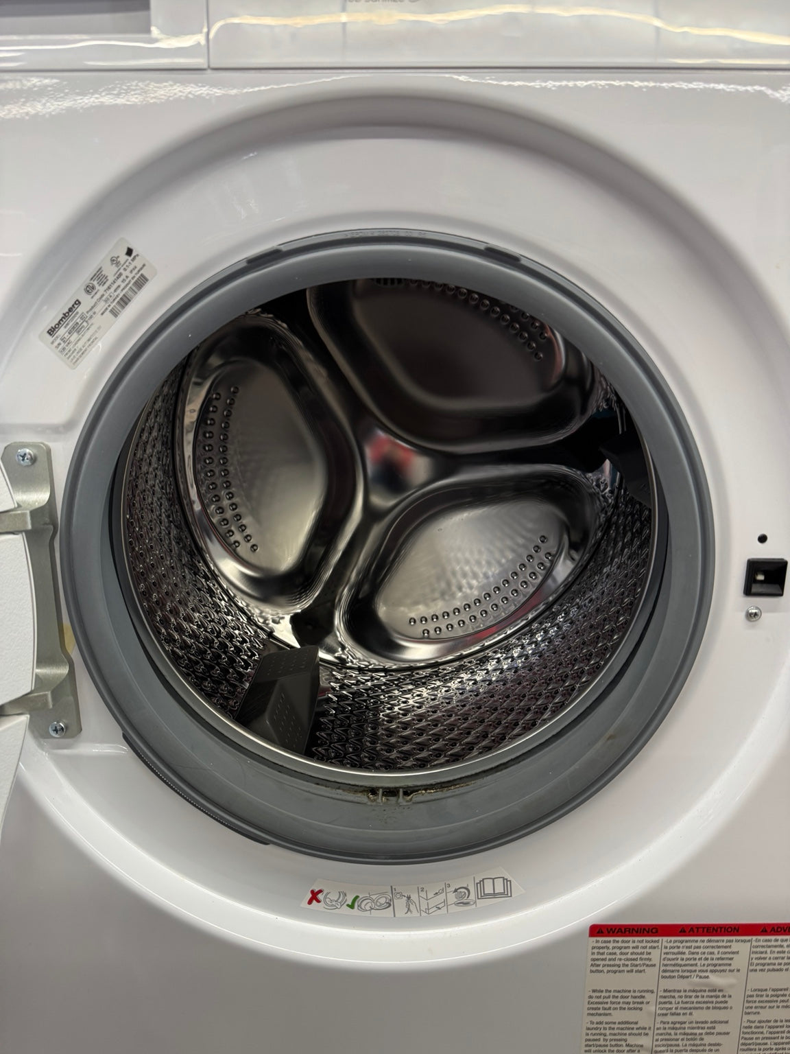 Blomberg WM72200W white front load washer photo 4