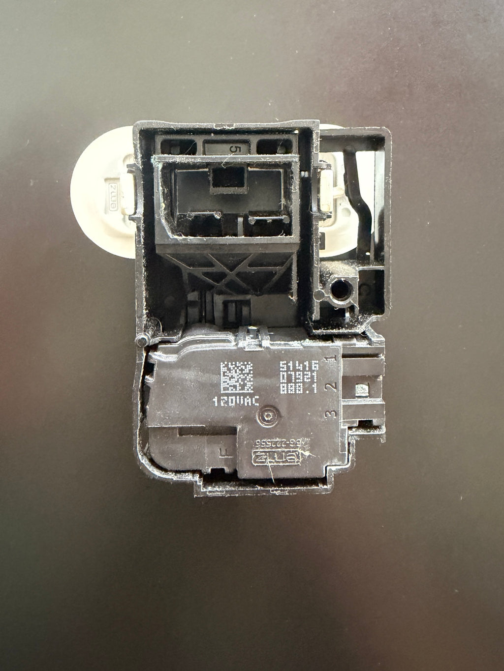 GE 290D1580P001 washer lid lock connector view