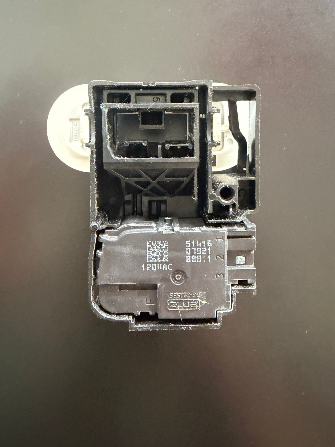 GE 290D1580P001 washer lid lock connector view