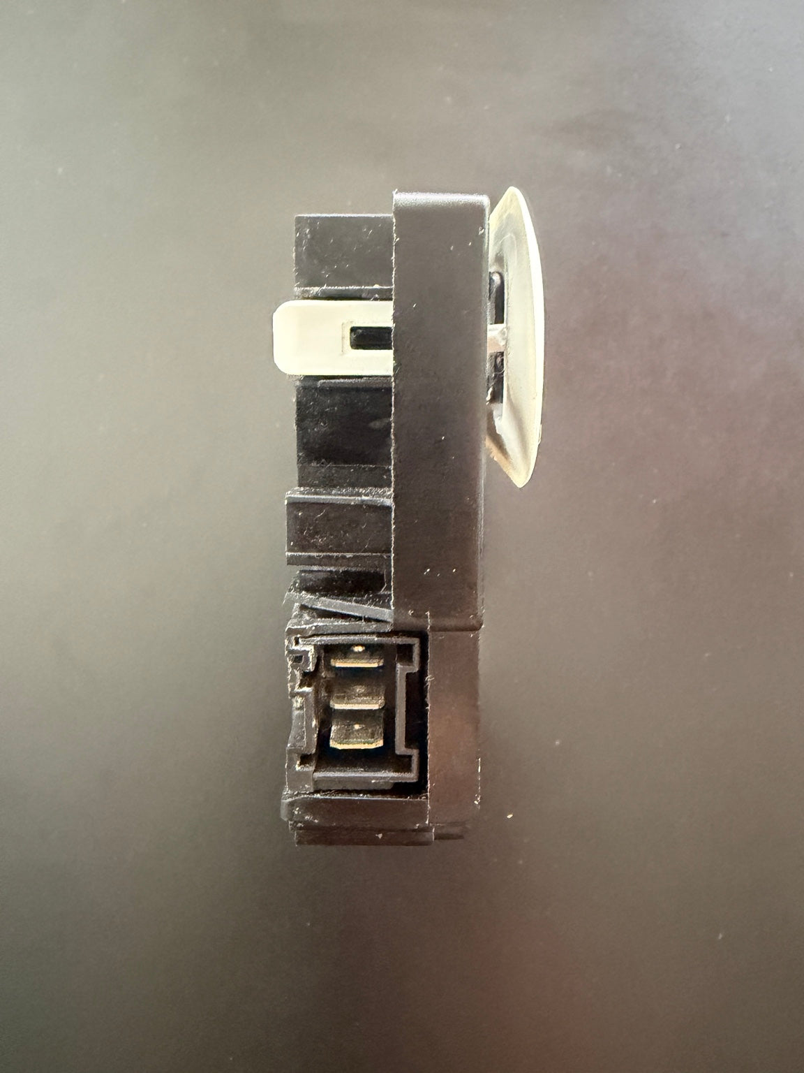 GE 290D1580P001 washer lid lock side connector view
