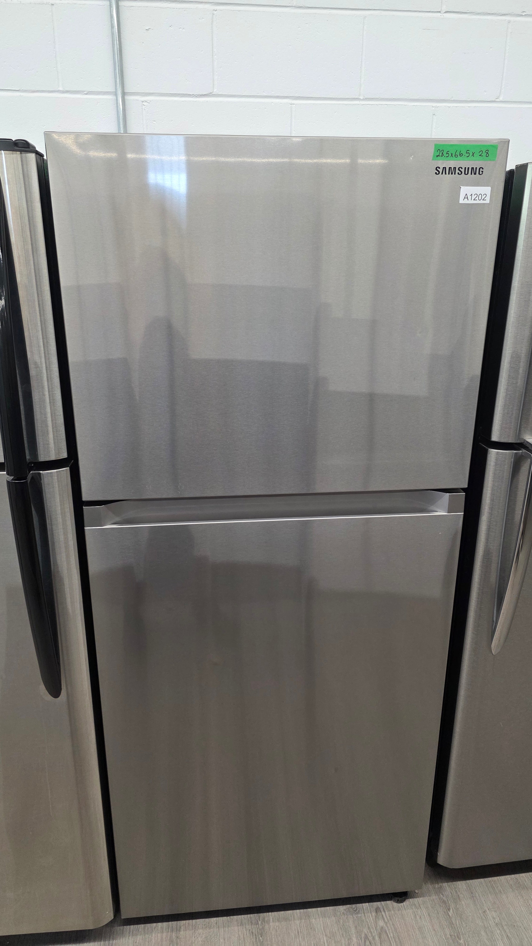 Samsung 28.5" Top Freezer Fridge RT18M6213SR