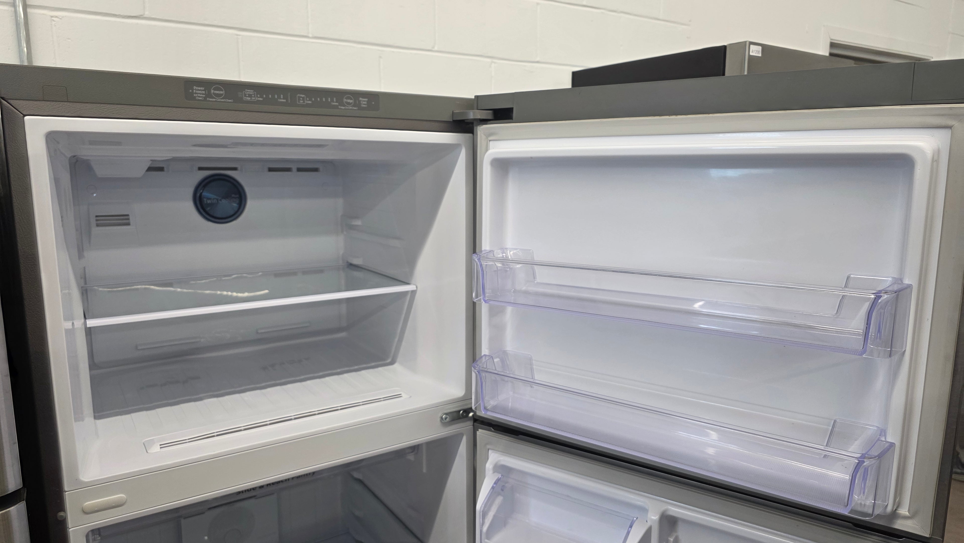 Samsung 28.5" Top Freezer Fridge RT18M6213SR