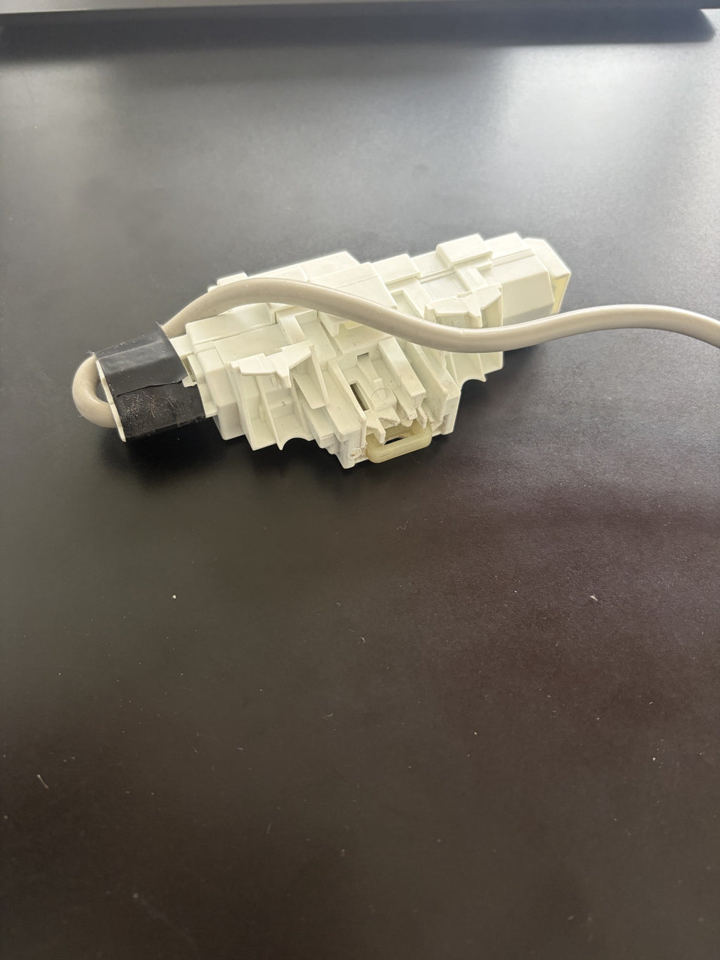 Samsung DC34-00025E lid lock assembly side view