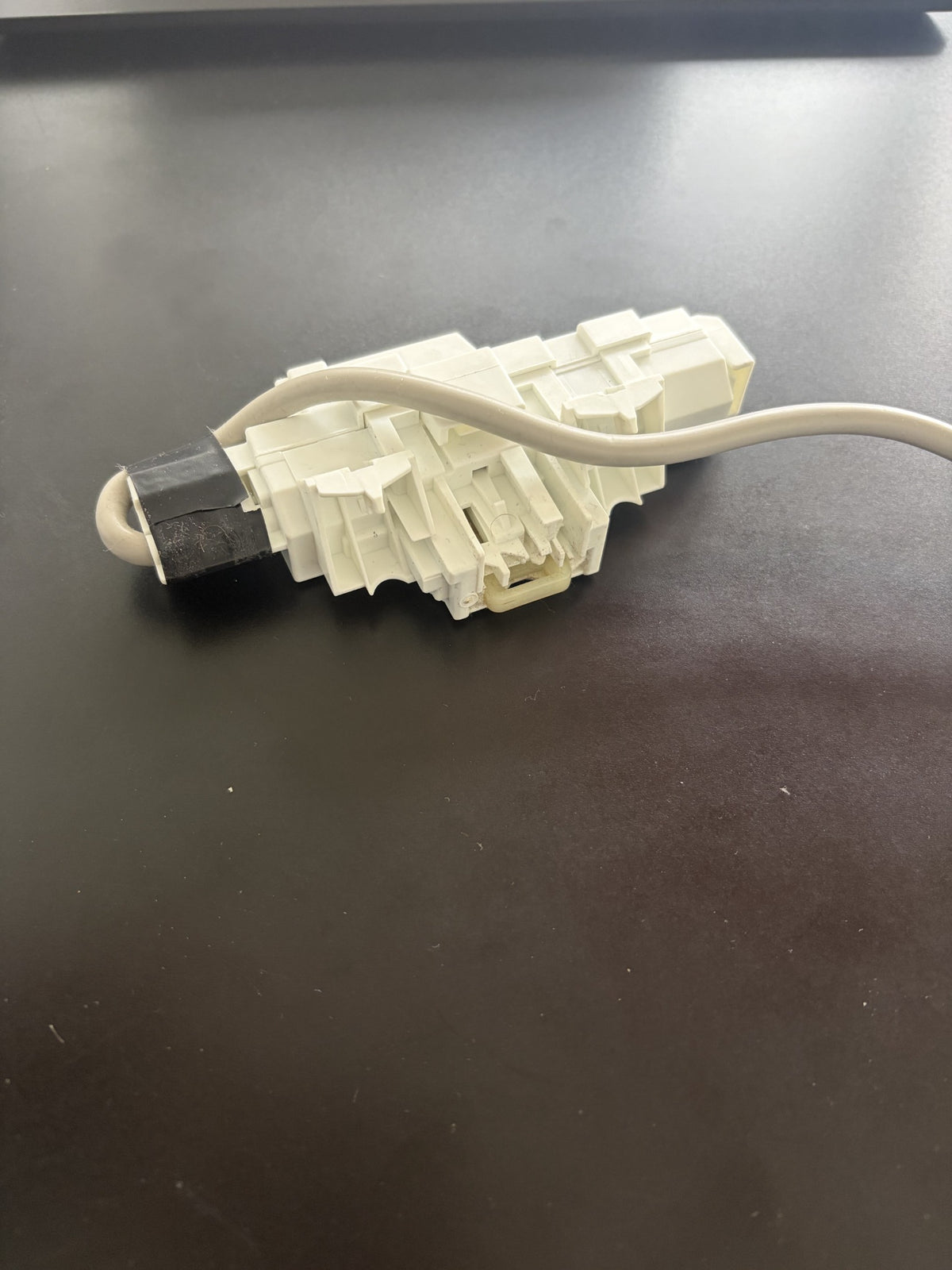 Samsung DC34-00025E lid lock assembly side view